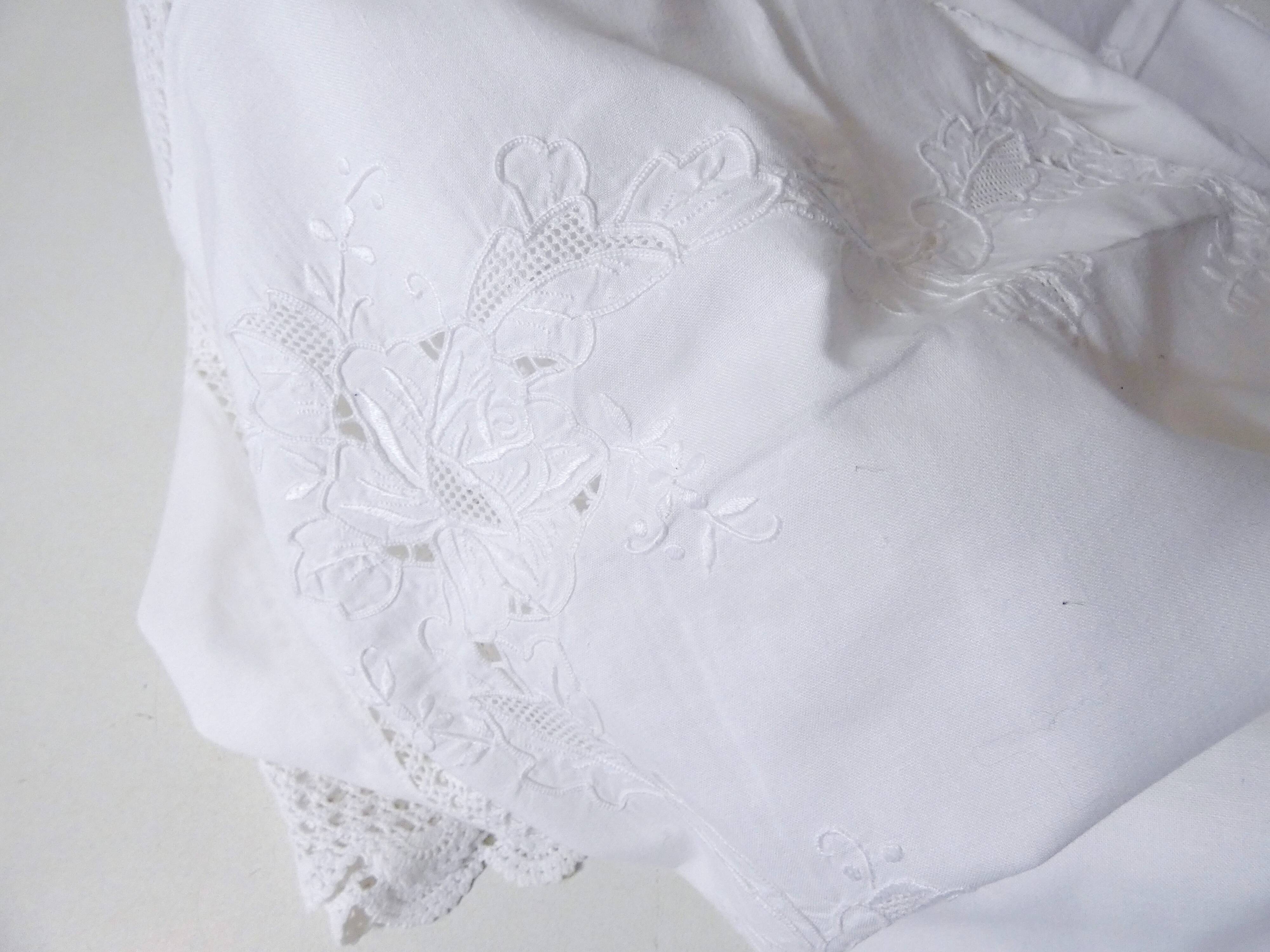 Ancienne nappe blanche brodée rectangulaire 150 x 100 cm