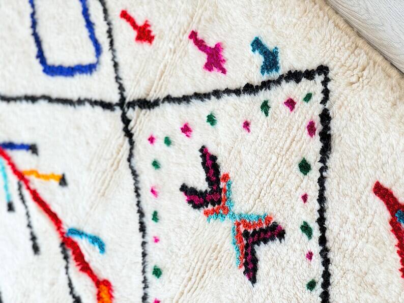 Off-white Moroccan rug with geometric patterns, 250cm x 150cm