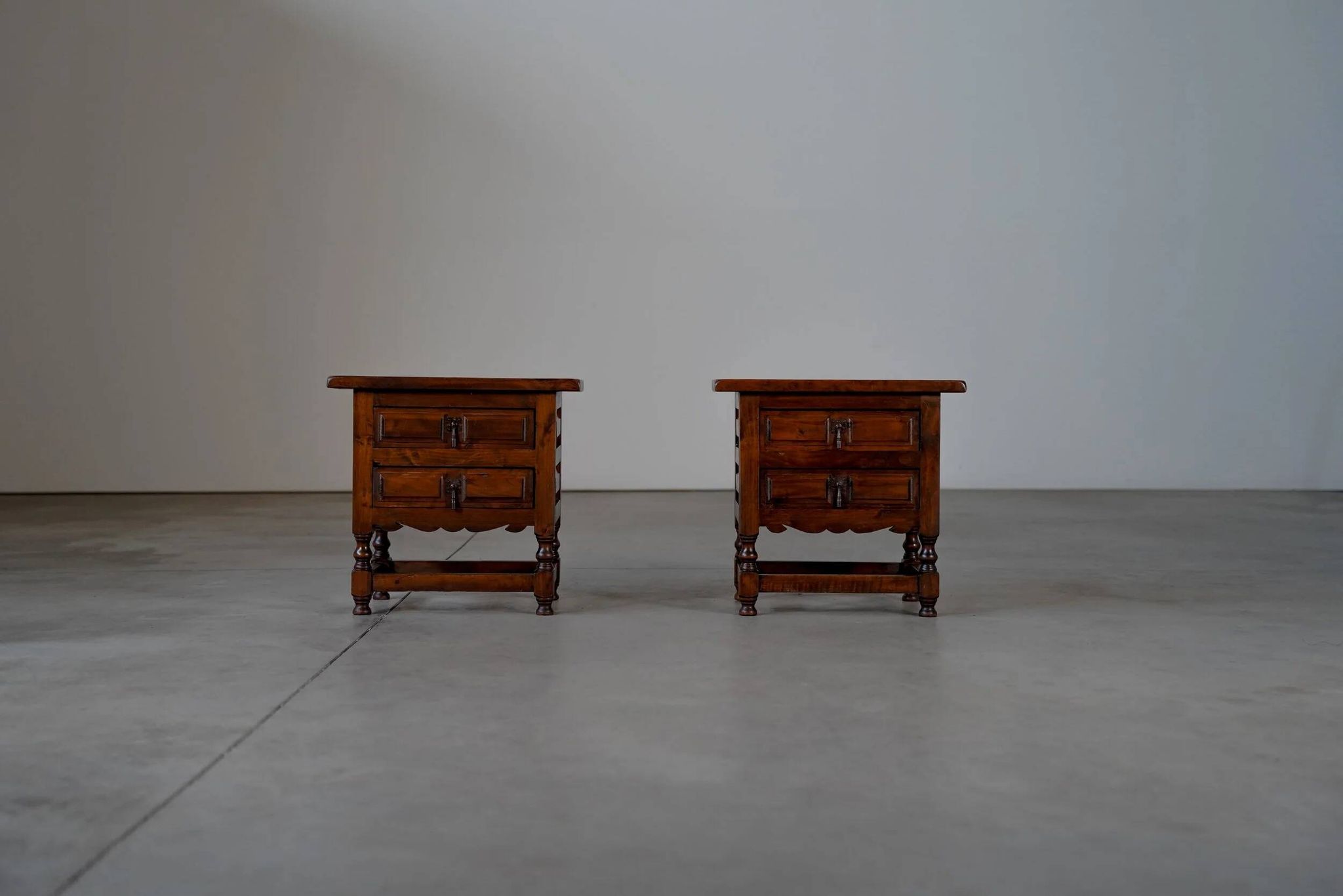 Tables de nuit espagnoles en noyer - Espagne années 1900