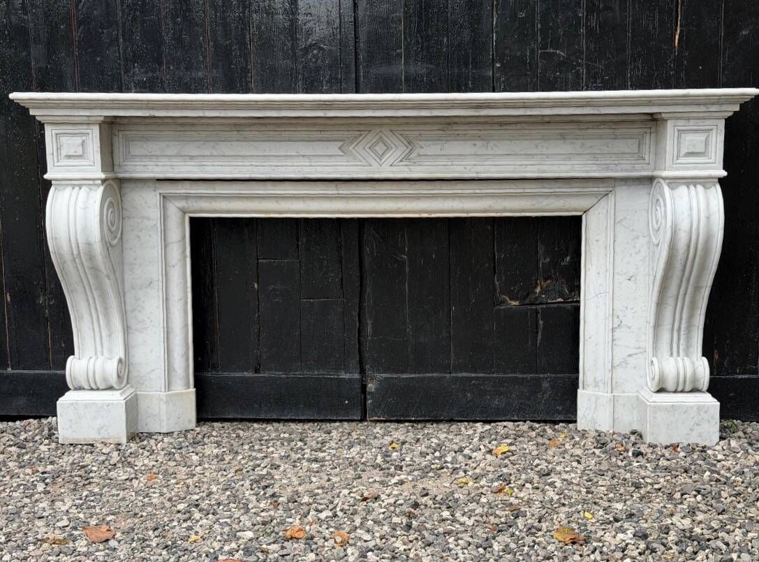 Large Charles X fireplace in white Carrara marble, 19th century.