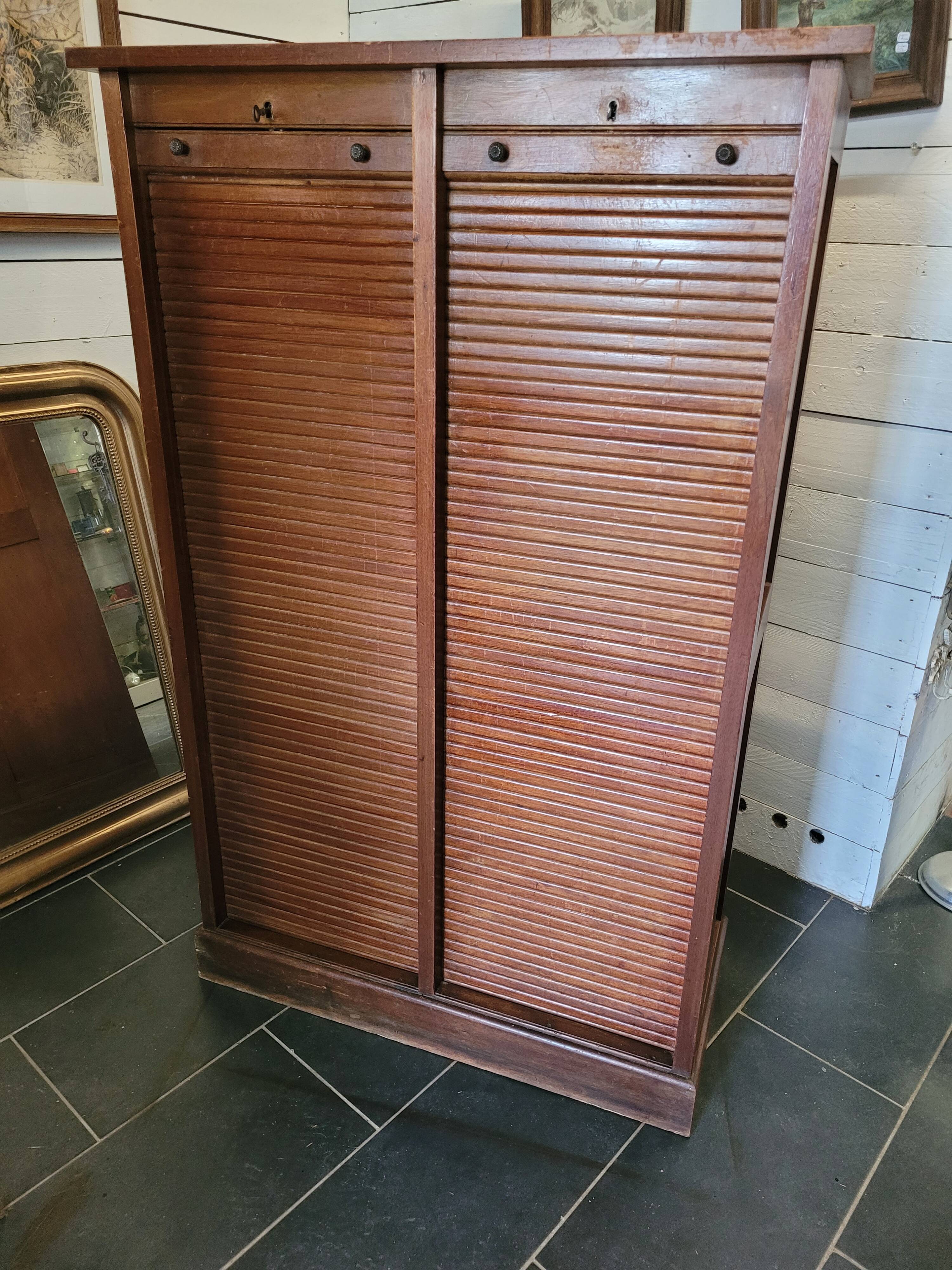 Double curtain binder in blond mahogany