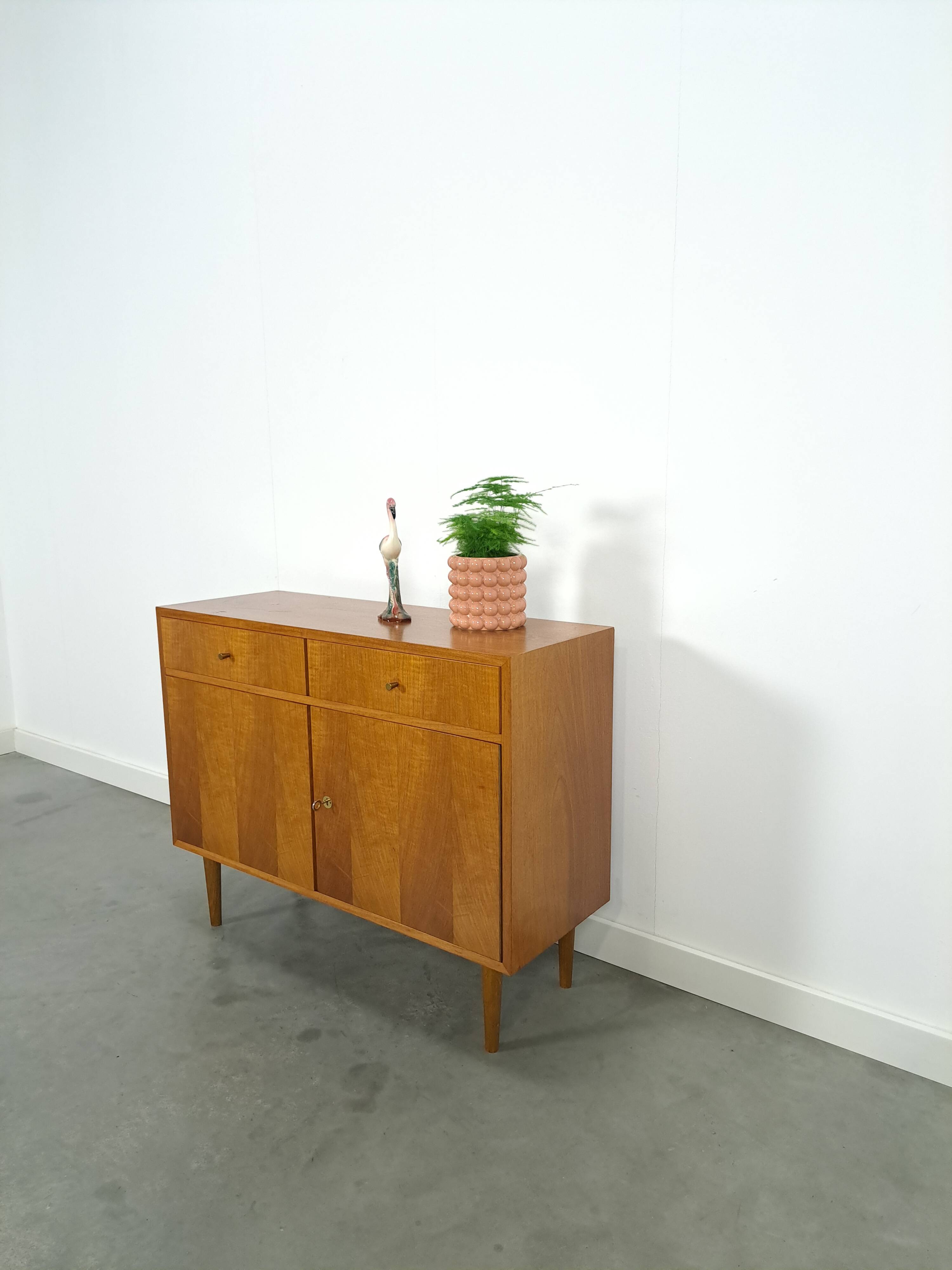 Meuble en placage avec tiroirs et pieds ronds en bois