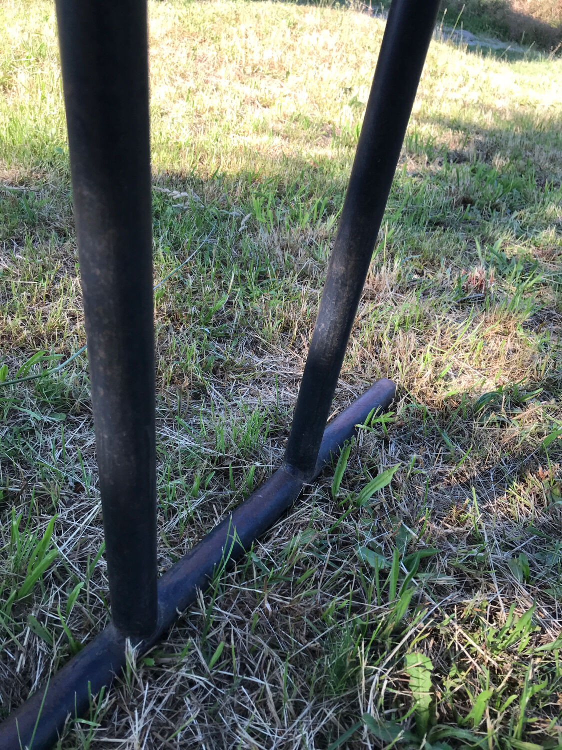 Table formica feet tubes bar