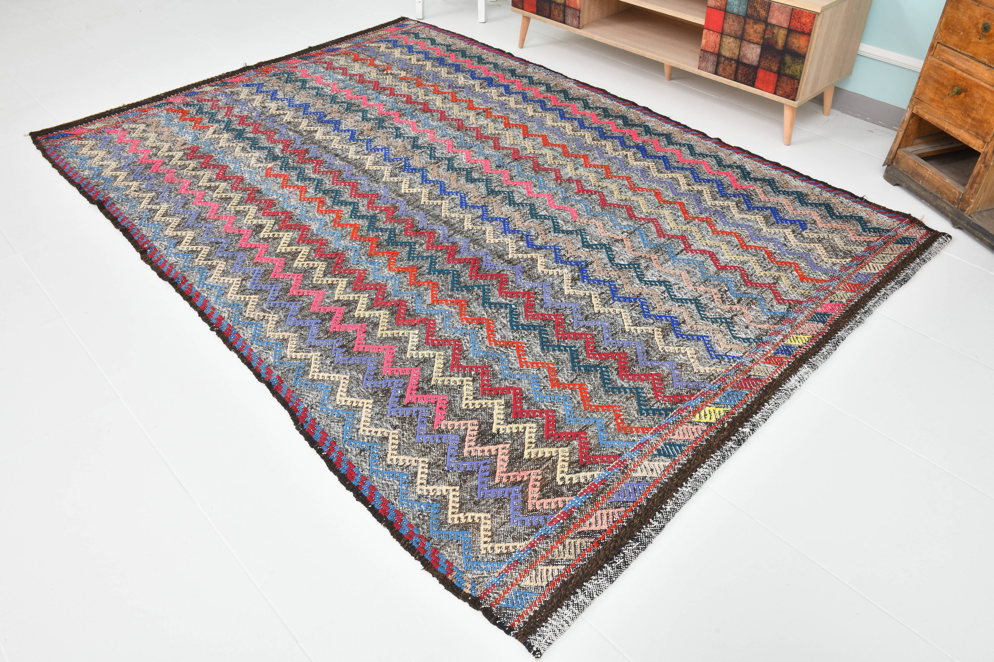 Tapis kilim vintage multicolore à motifs zigzag géométriques, 184x274 cm
