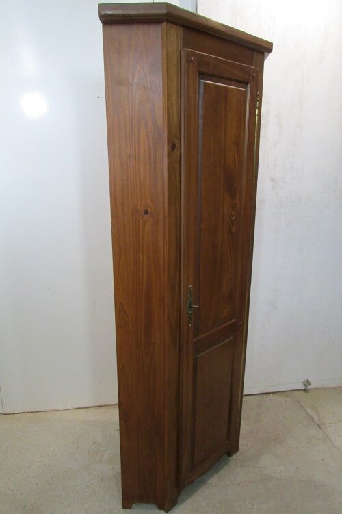 Corner, furnished to high angle pine