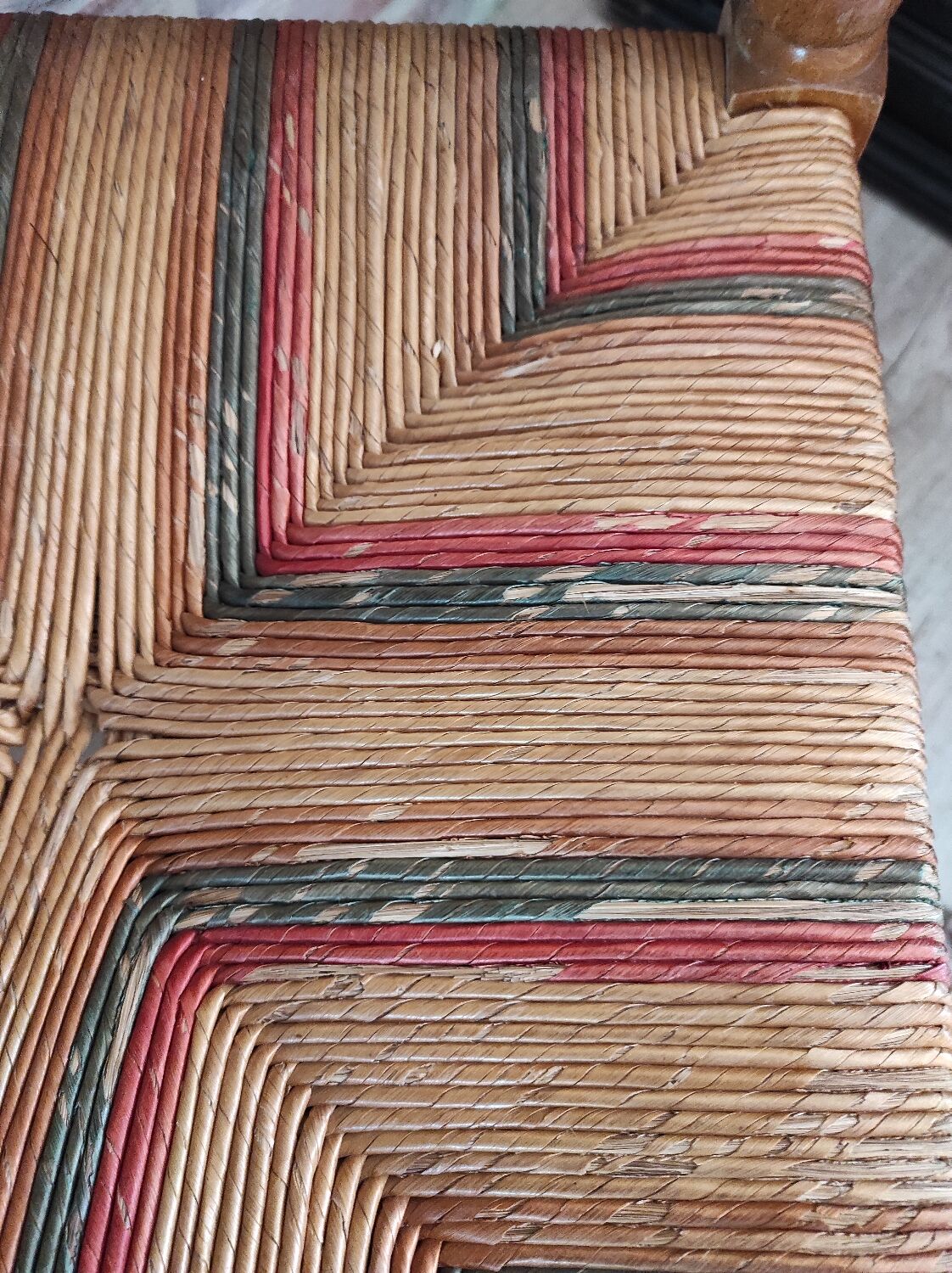 Mulched corner chair and light wood