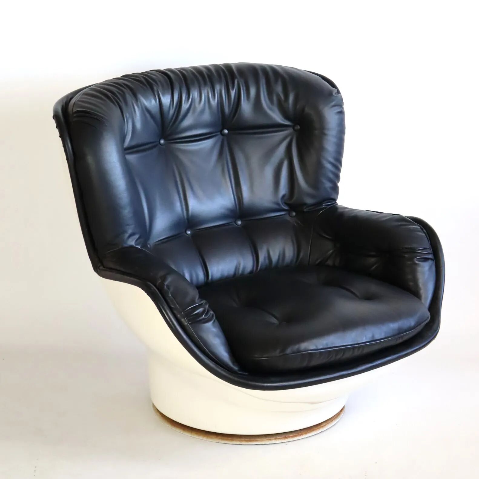"Karaté" armchair by Michel Cadestin