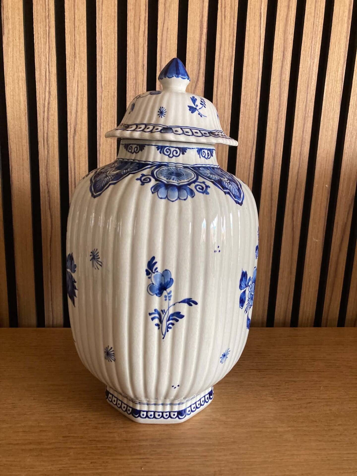 Vase with lid Delf