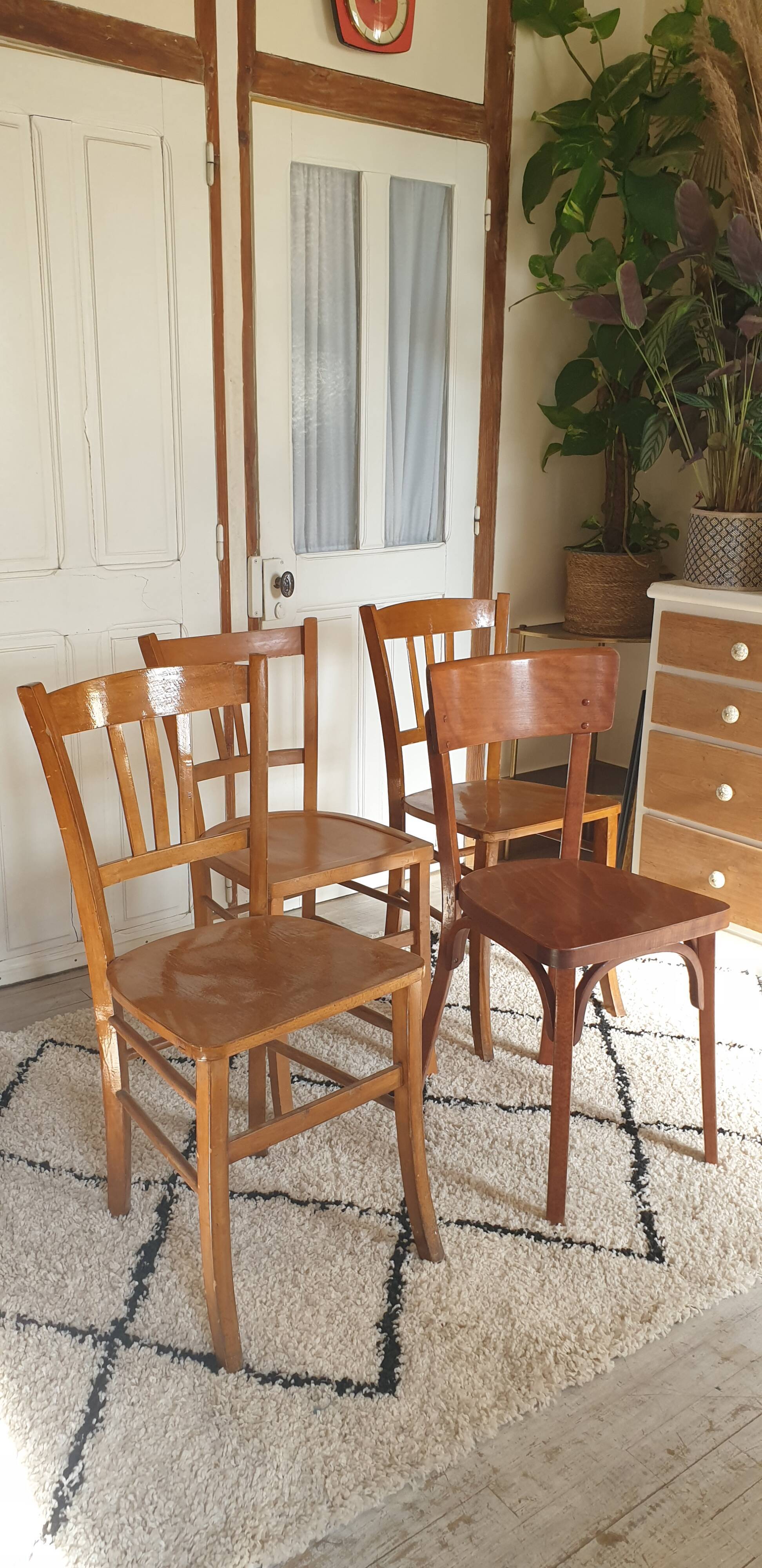 Quatre chaises bistrot