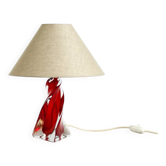 Lampe de table du milieu du siècle en verre cristal solide rouge et transparent.