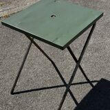 Table de jardin ou bistro pliante en tôle kaki début années 50