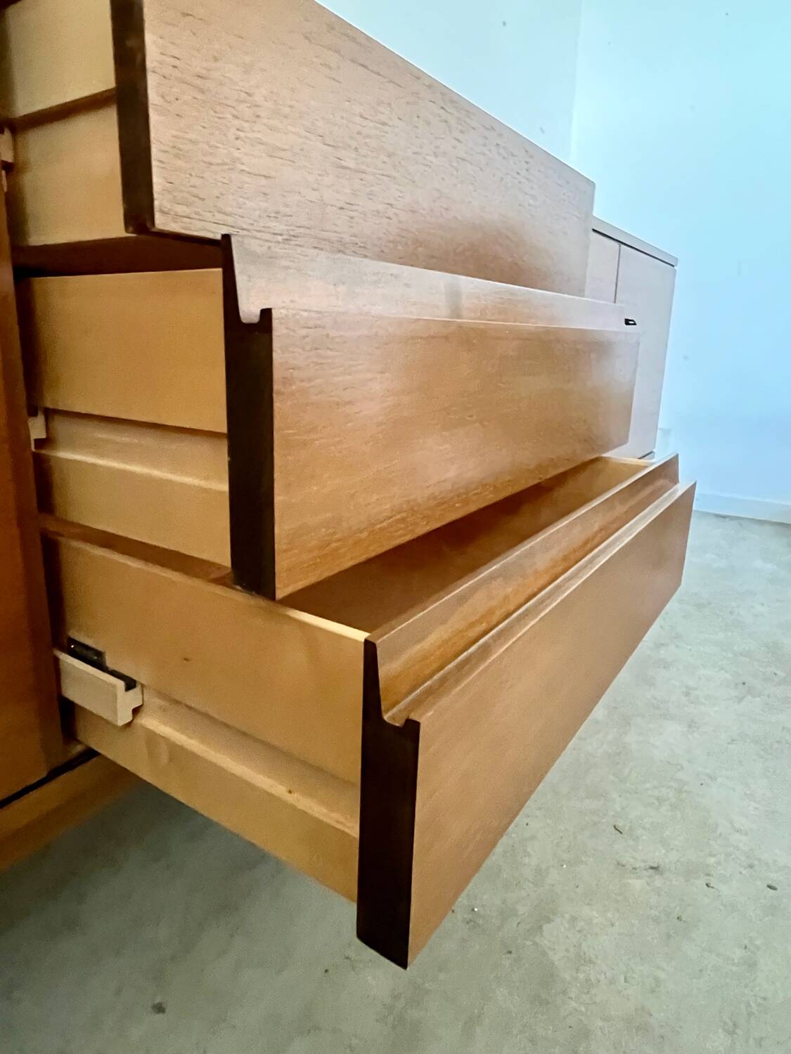 Ancienne enfilade vintage style scandinave design des années 60 bois pied métal