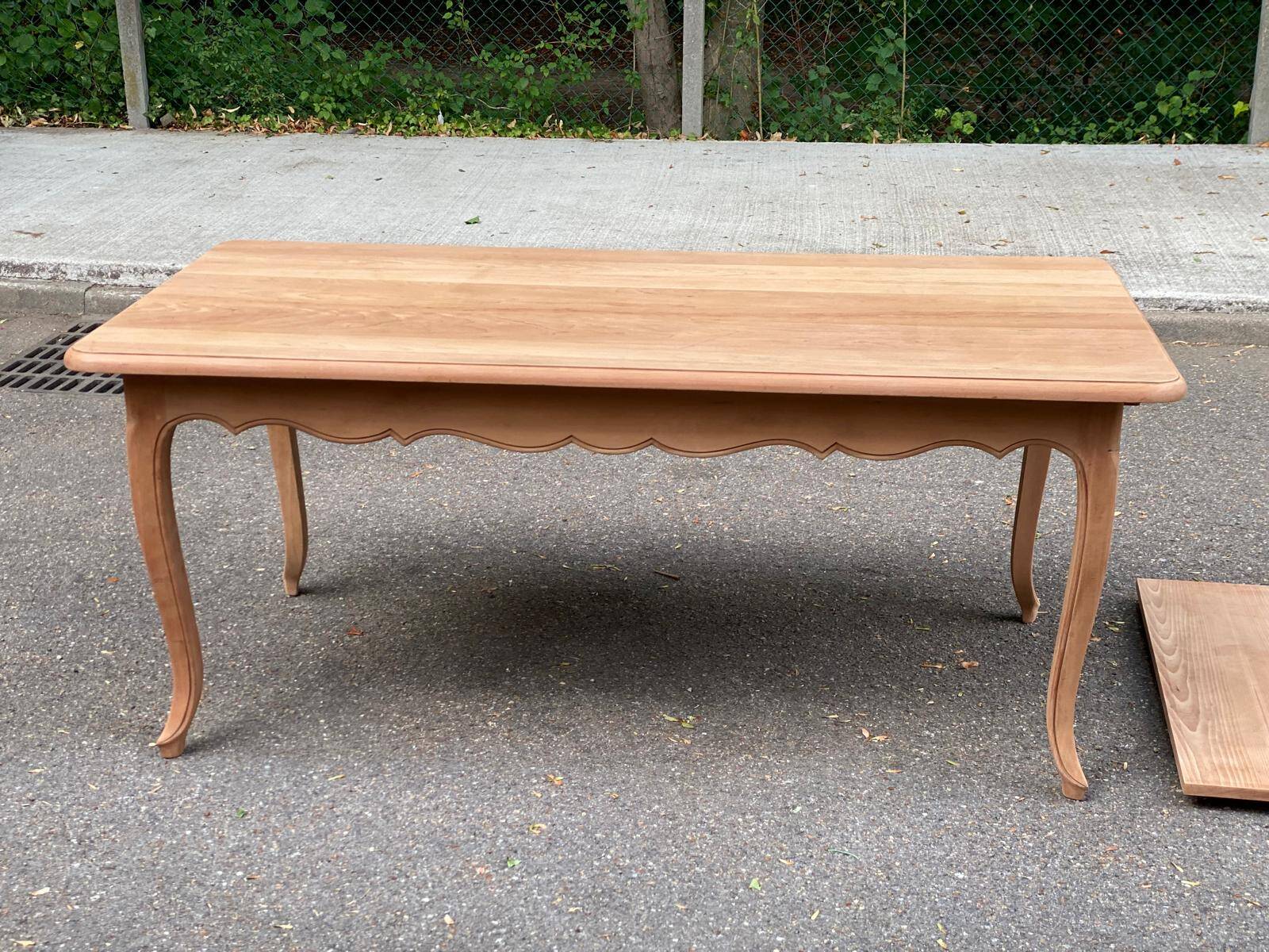 Table à manger de ferme chic extensible décapée en merisier massif Louis XV