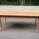 Table à manger de ferme chic extensible décapée en merisier massif Louis XV