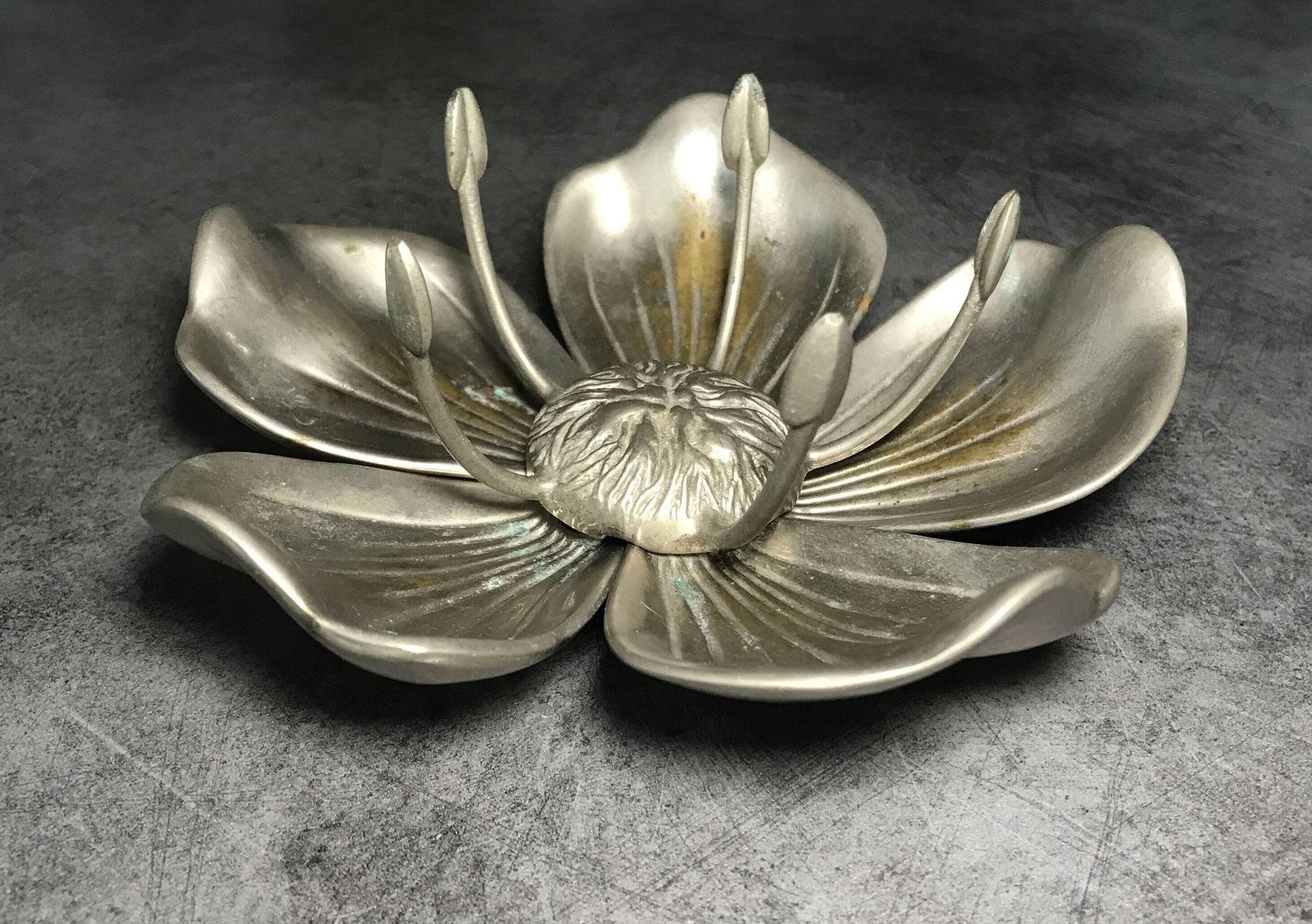 Vintage lotus flower ashtray with 5 removable petals in silver metal