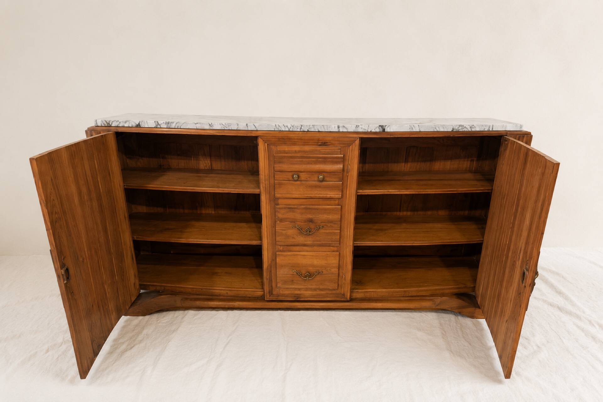 Art Deco buffet in fluted wood and veined marble