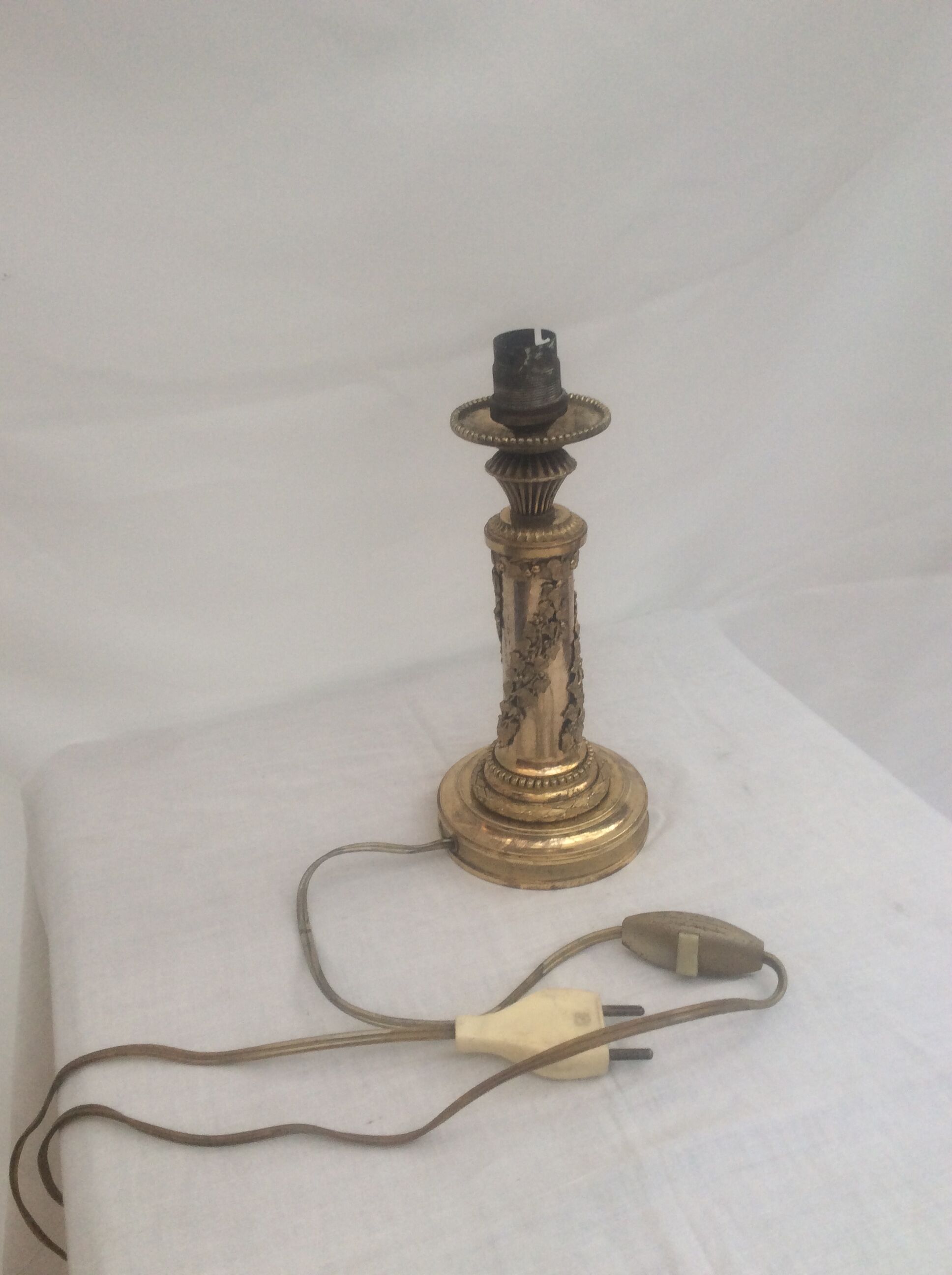Golden bronze lamp, decorated with chiseled bronze with leaf motifs
