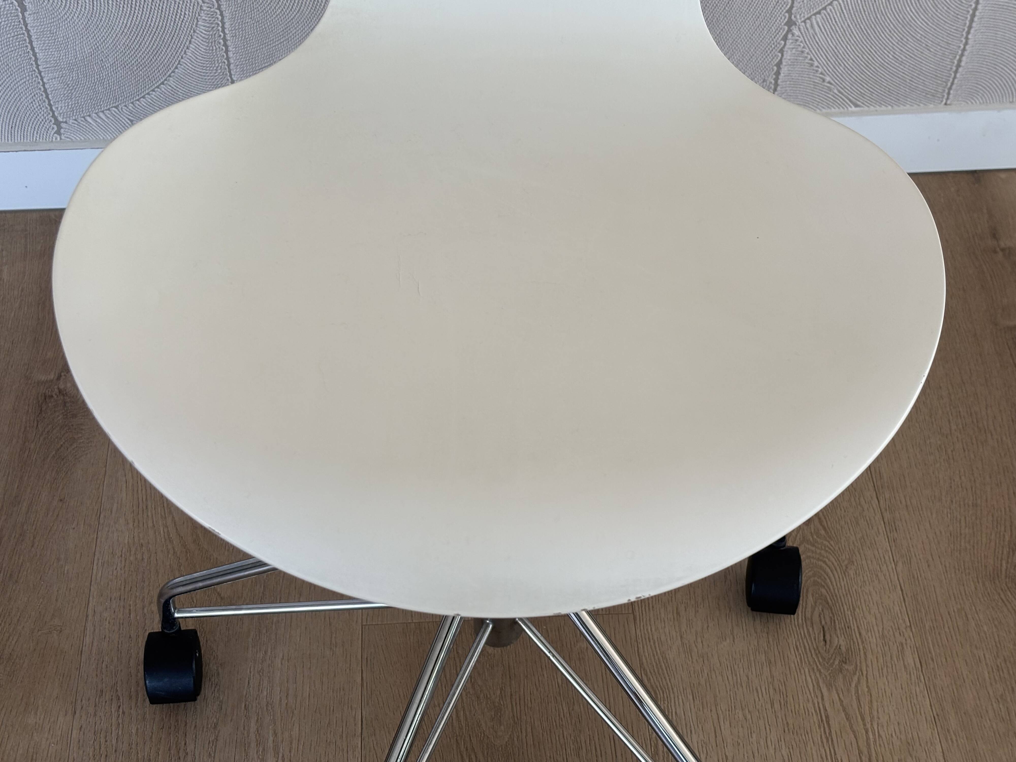 Vintage Desk Chair 3117 by Arne Jacobsen for Fritz Hansen in White