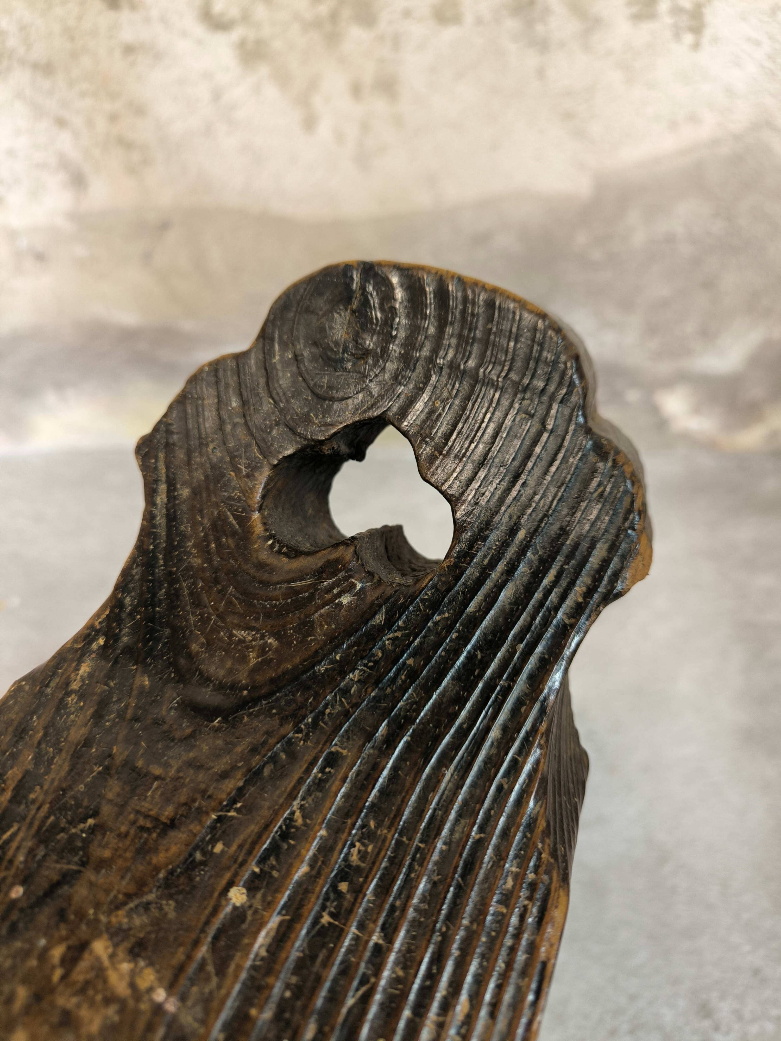 Chaise basse tripode brutaliste en bois