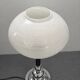 Grande lampe de table style Art Déco, pied chromé et globe en verre satiné