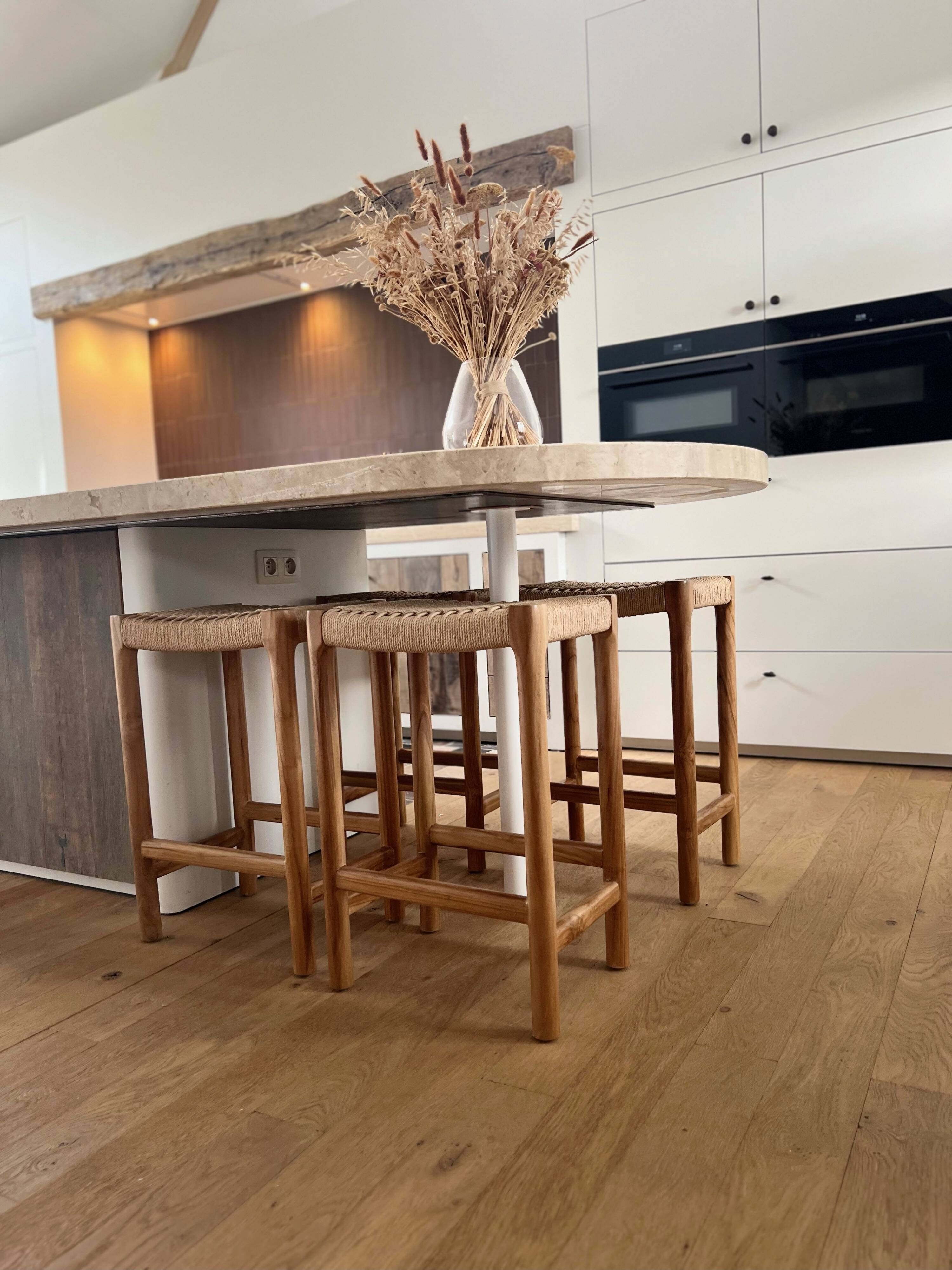 Tabouret en bois massif avec assise tissée à la main