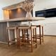 Tabouret en bois massif avec assise tissée à la main