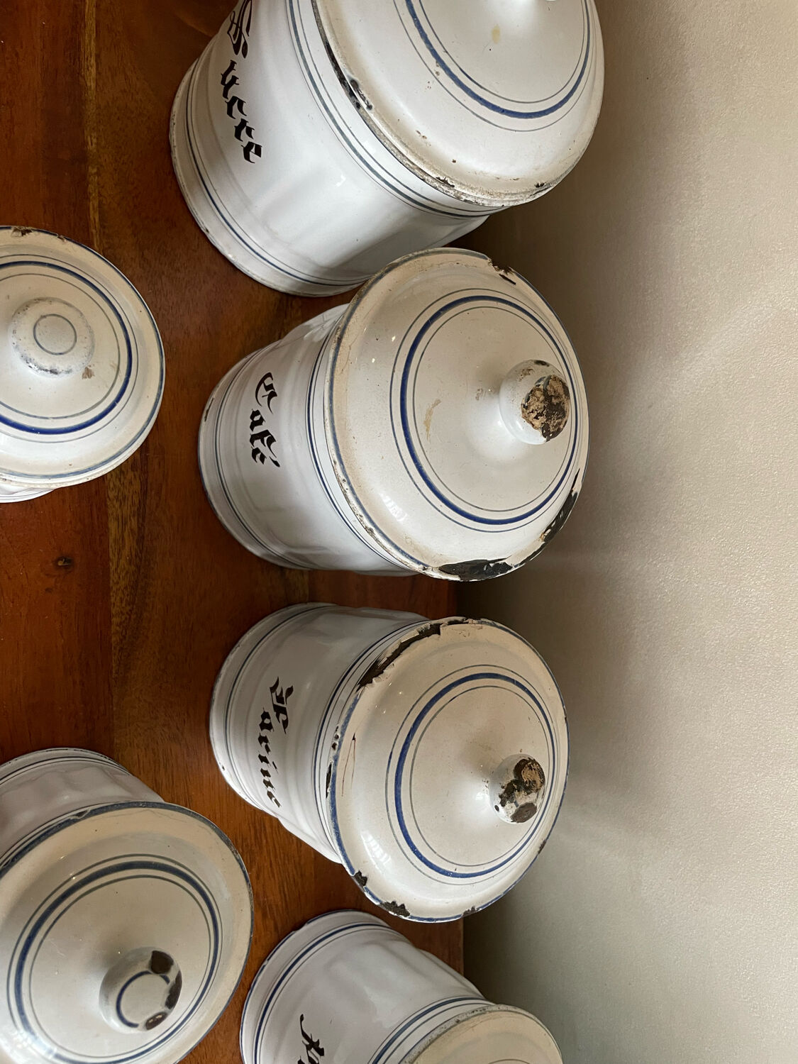 Série de 6 pots à épice en tôle émaillée