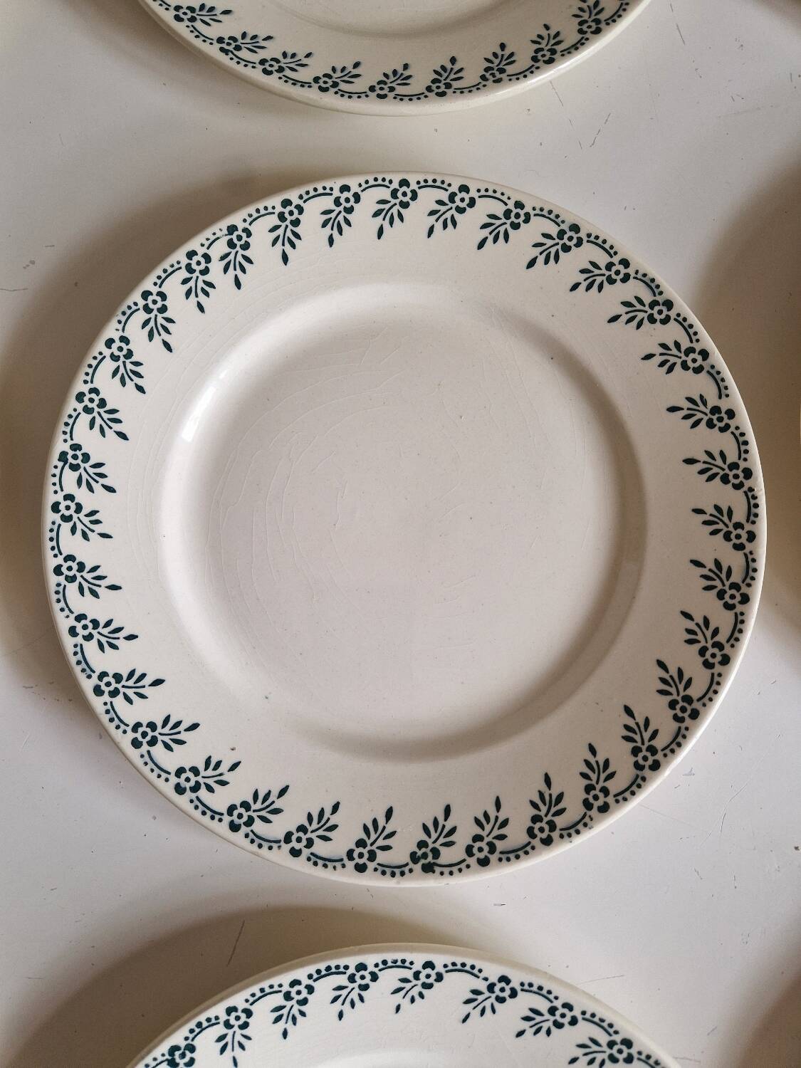 12 assiettes plates Choisy le Roi en terre de fer modèle 1212