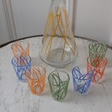 Colorful set consisting of a decanter and 7 70s liqueur glasses
