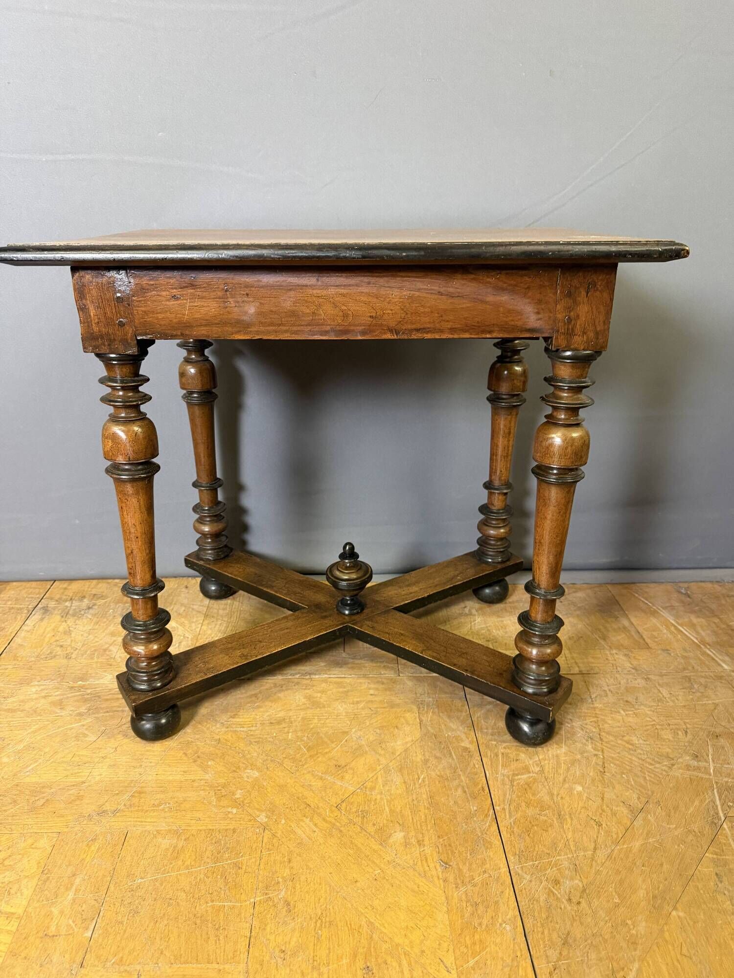 Table Louis XIII