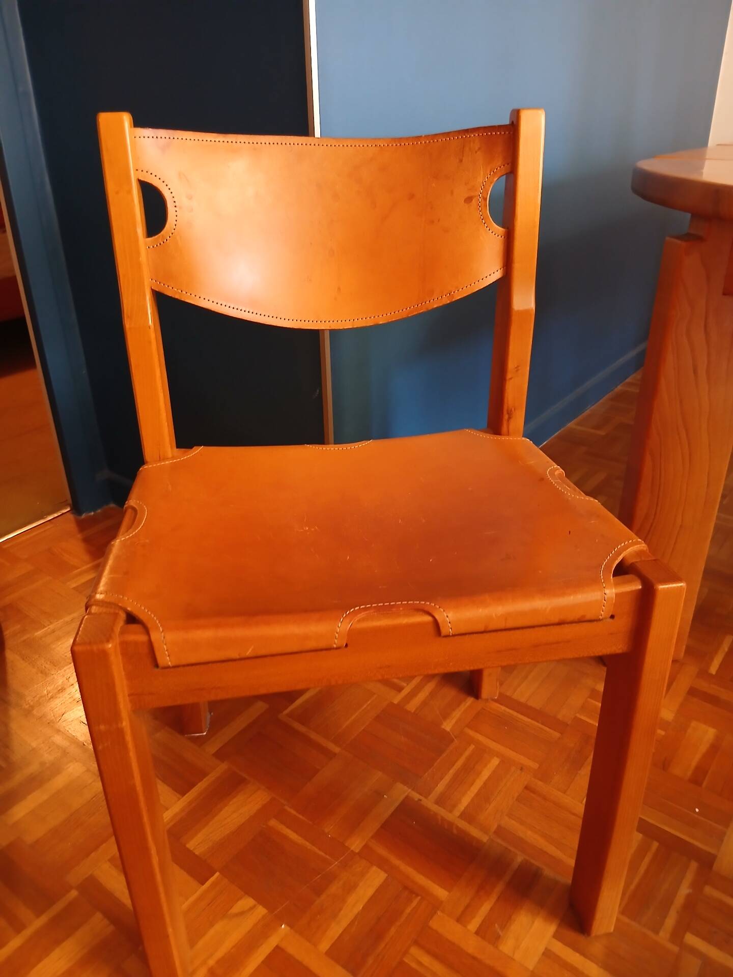 Maison Regain table ronde et chaises en orme massif