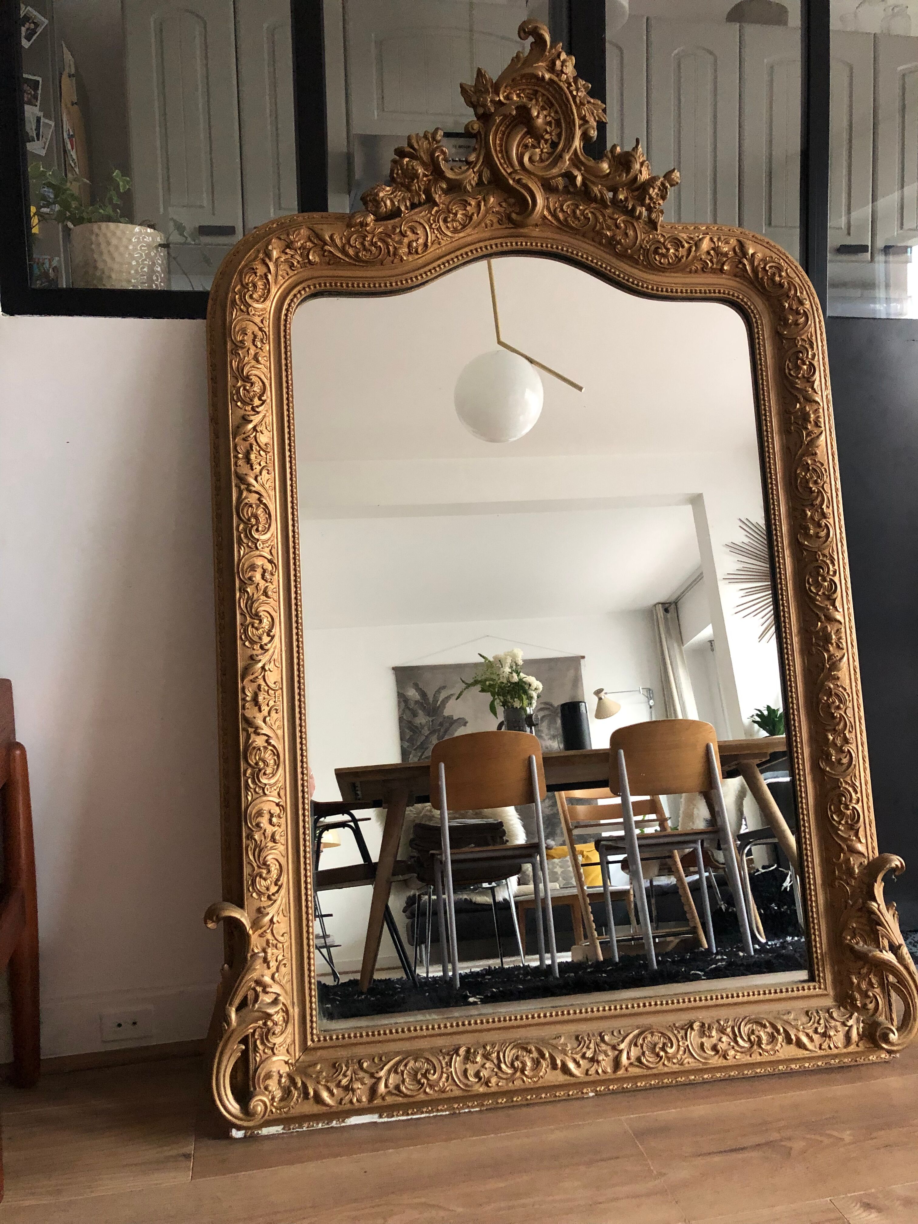 Gilded mirror with pediment XIXth century, 86x136
