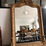 Miroir doré à fronton XIXème, 86x136