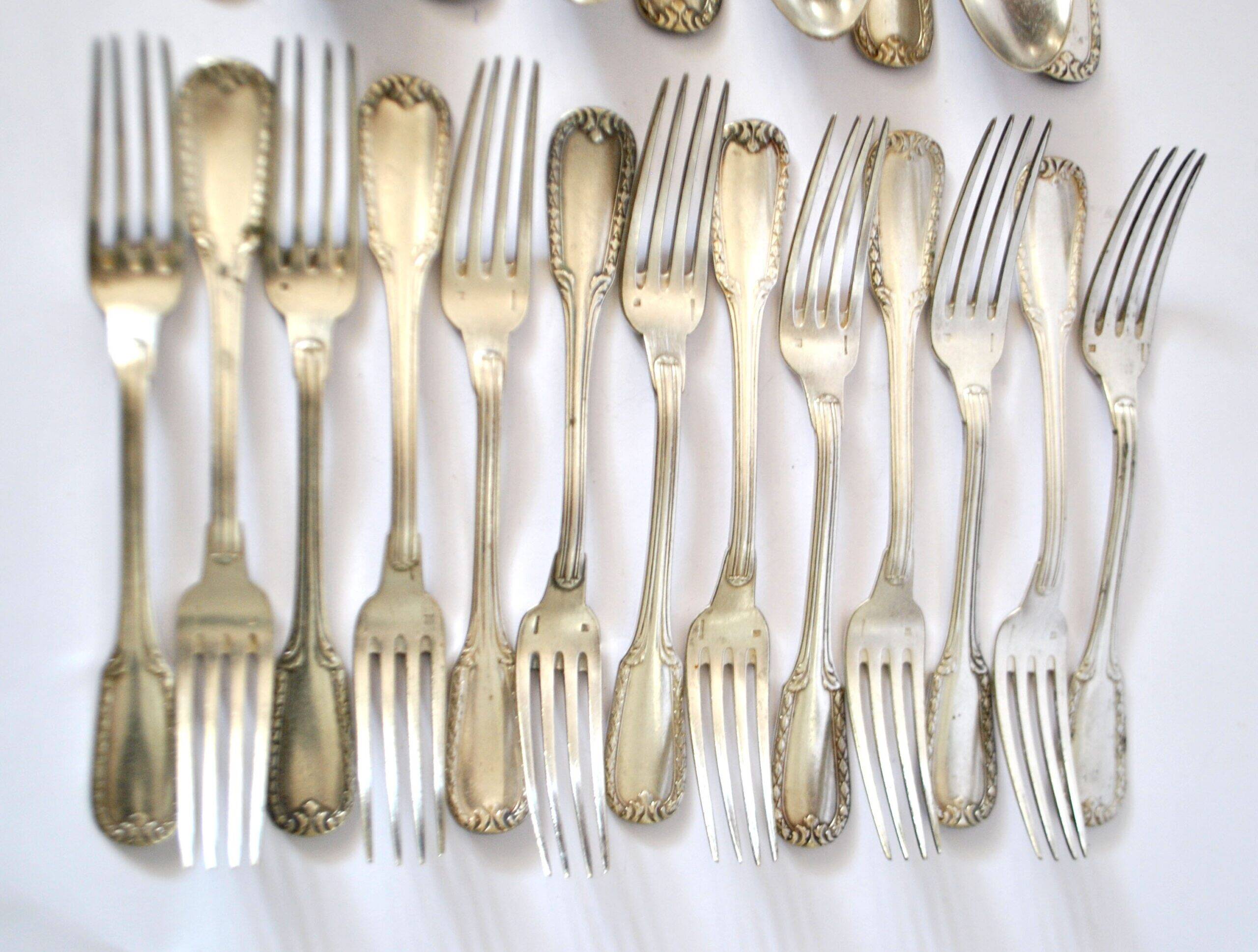 Set of 21 classic silver-plated metal table cutlery from 1900 by silversmith Boulenger, 21cm.