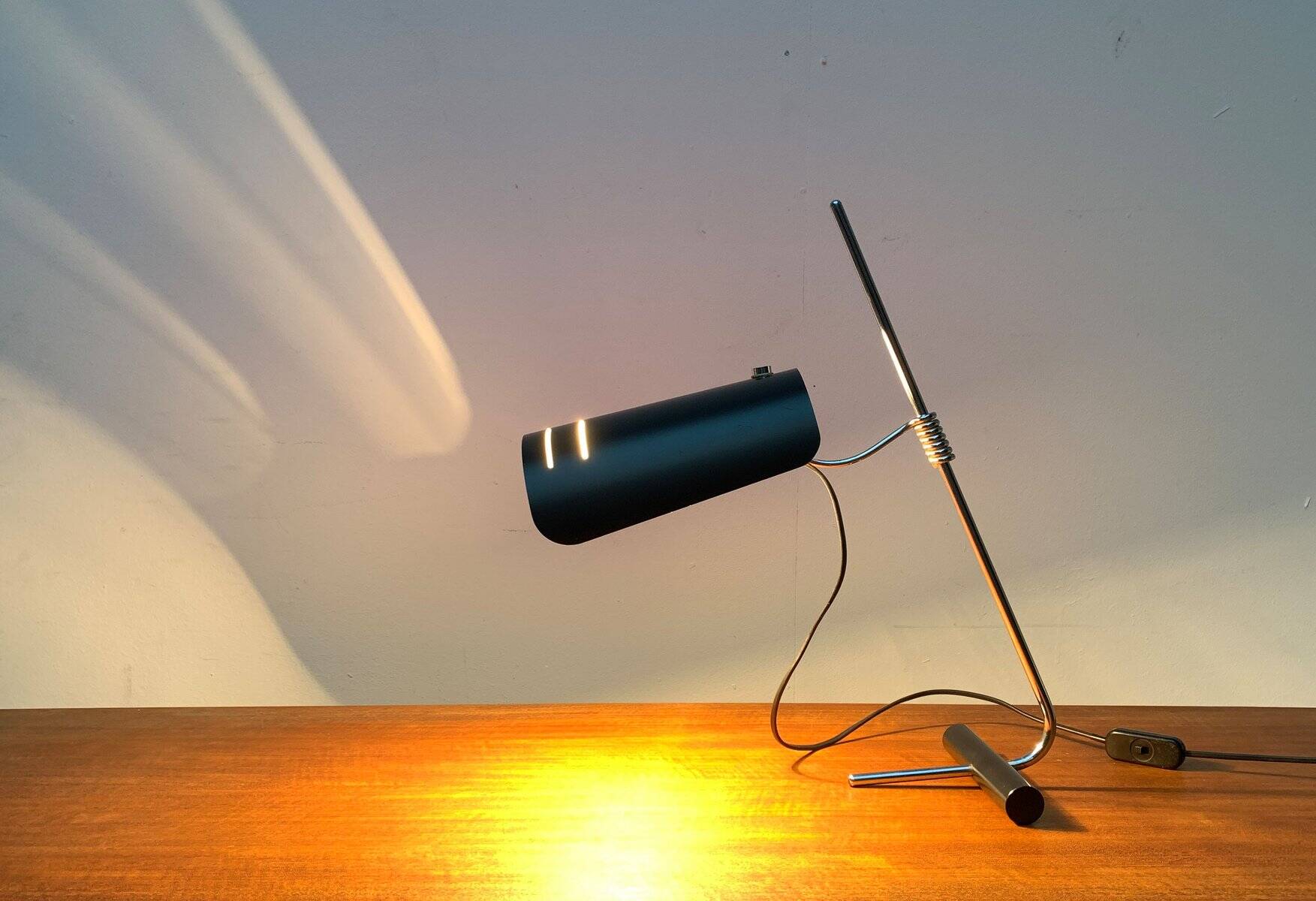 Lampe de table minimaliste italienne du milieu du siècle