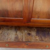 Armoire en noyer  ouvrant par 2 portes et un tiroir passe partout par ses dimensions