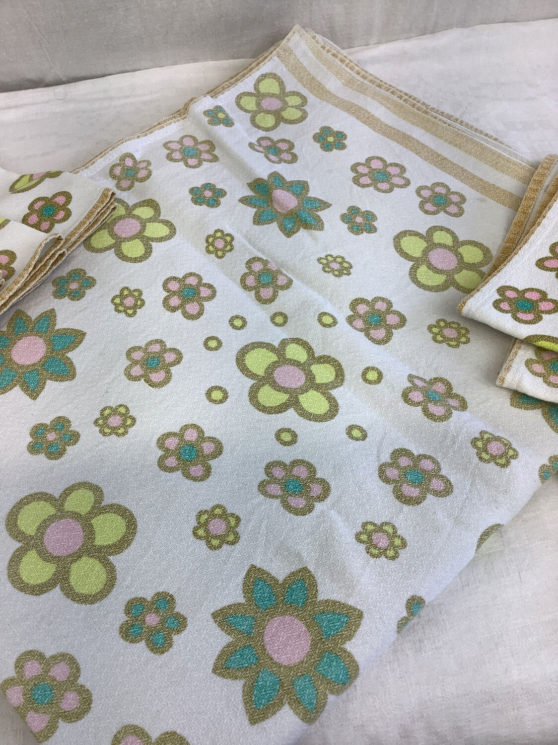 Vintage rectangular tablecloth & 8 towels