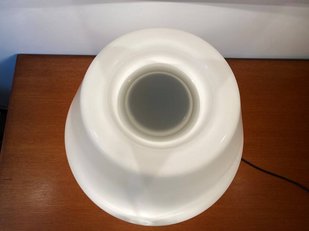 Guzzini lamp, white lacquered metal, height 55cm, 1970 vintage.