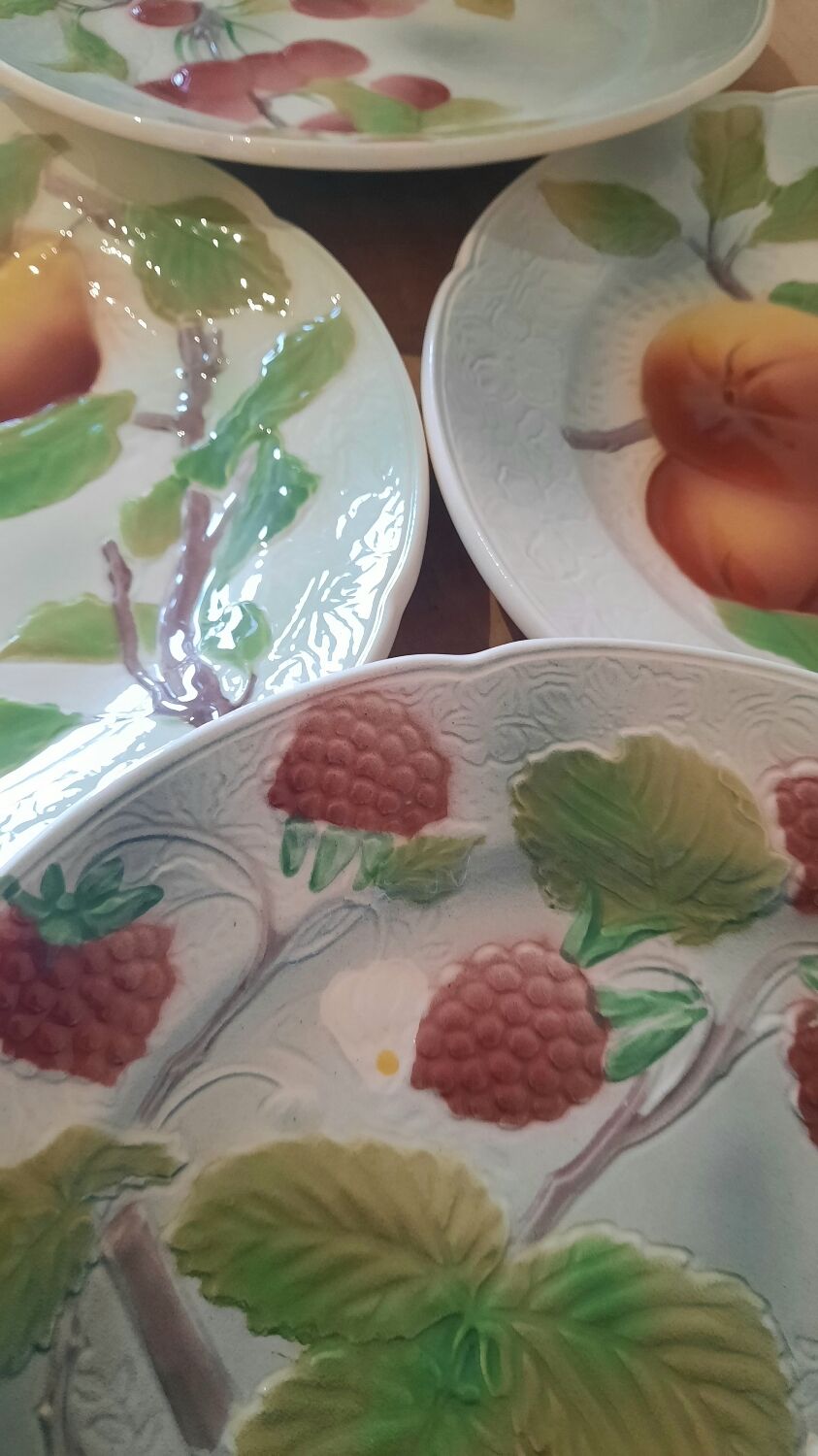 Assiette en barbotine