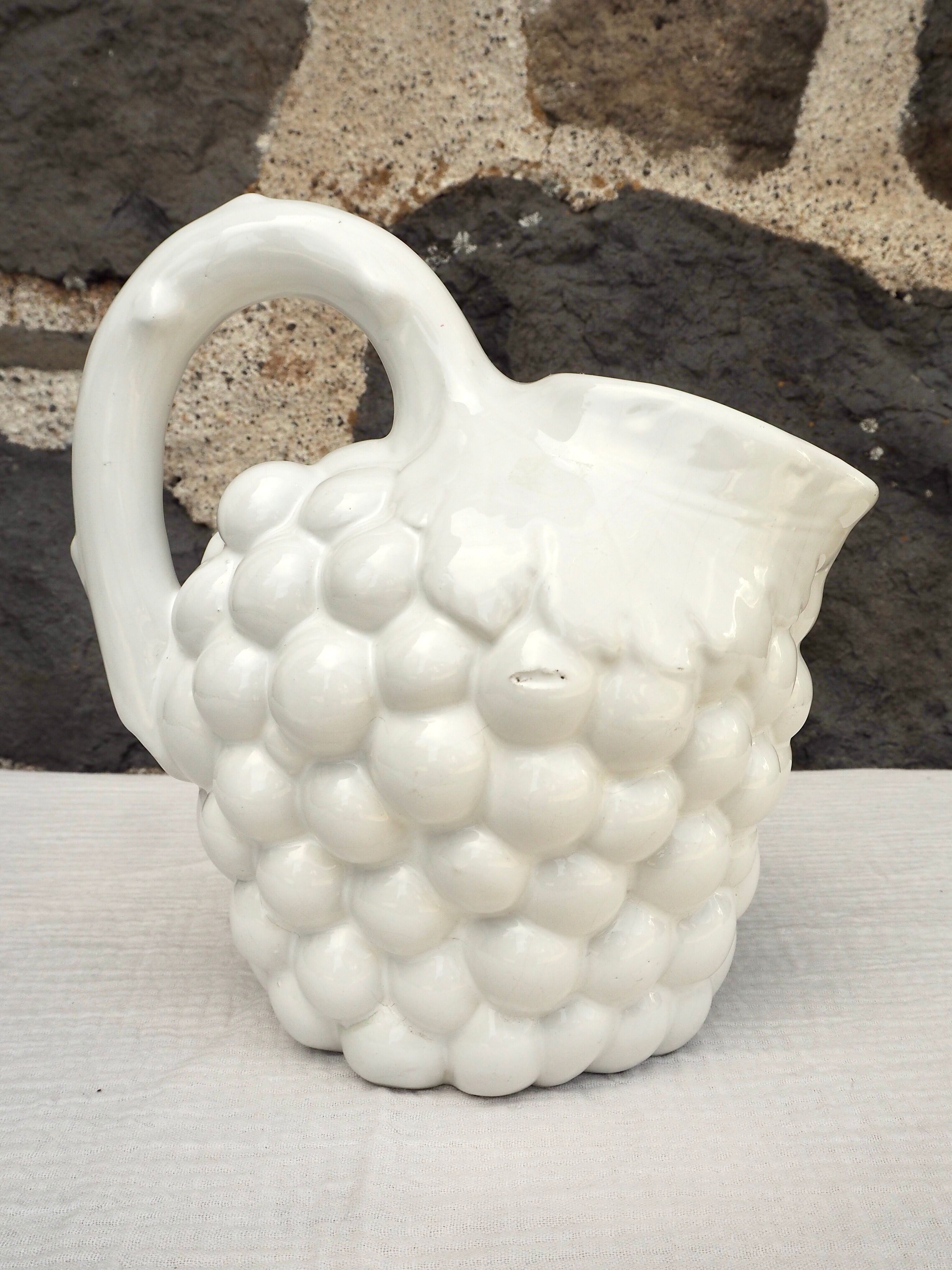 Pichet raisin en céramique blanche