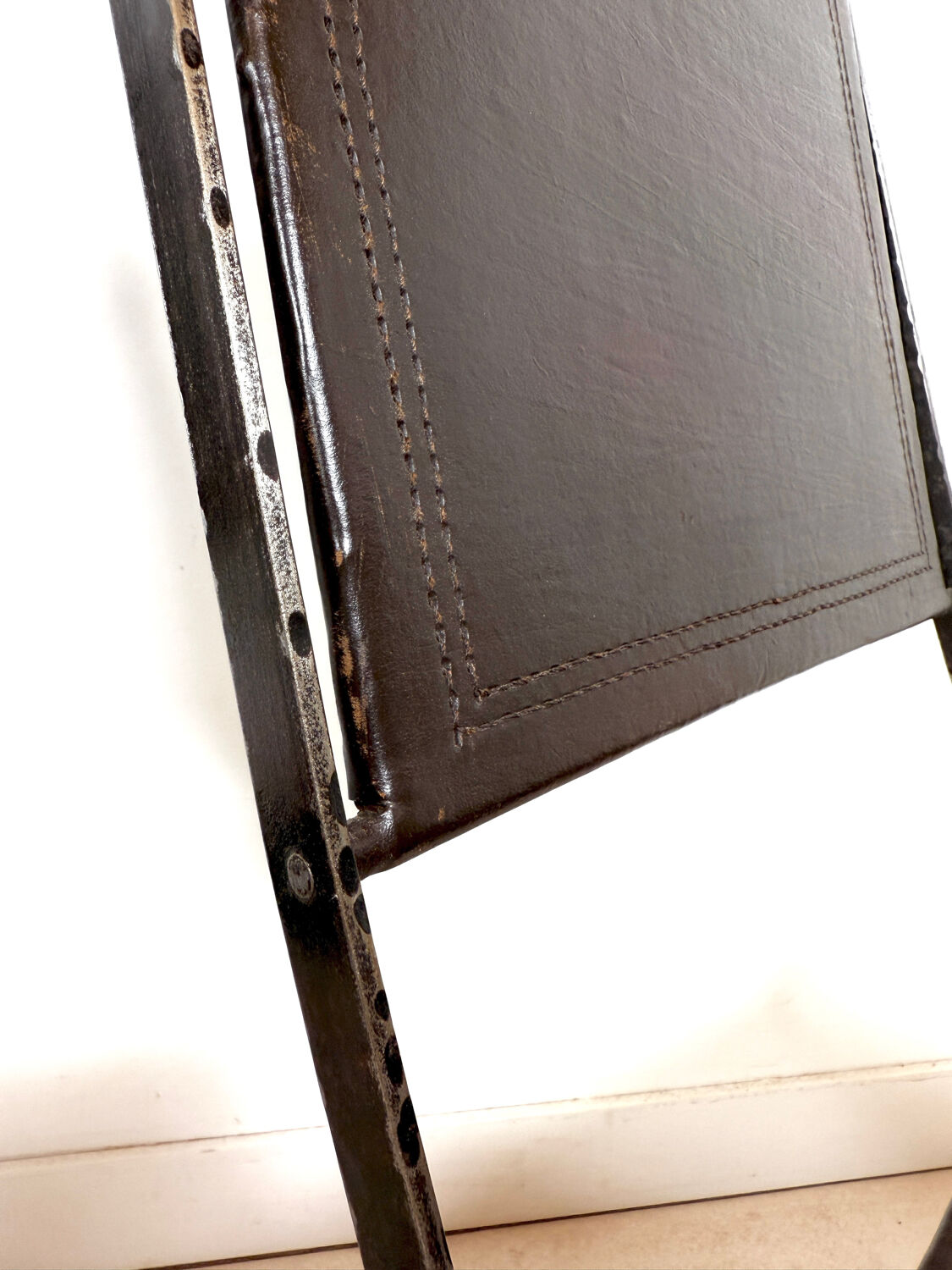Ensemble de 2 chaises pliantes anciennes en fer forgé et cuir