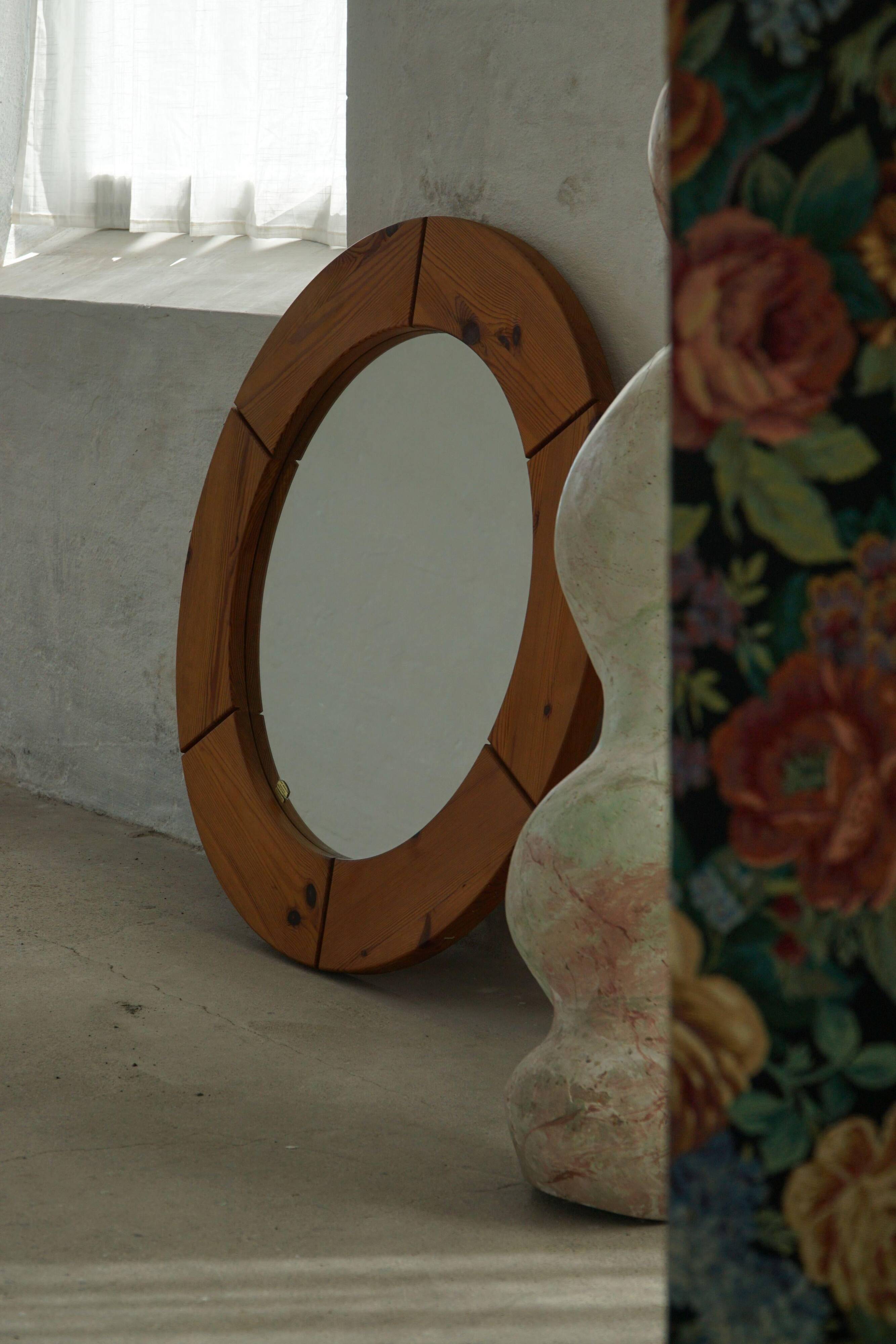 Large round wall mirror in solid pine by Glasmäster Markaryd, Sweden, 1960s.