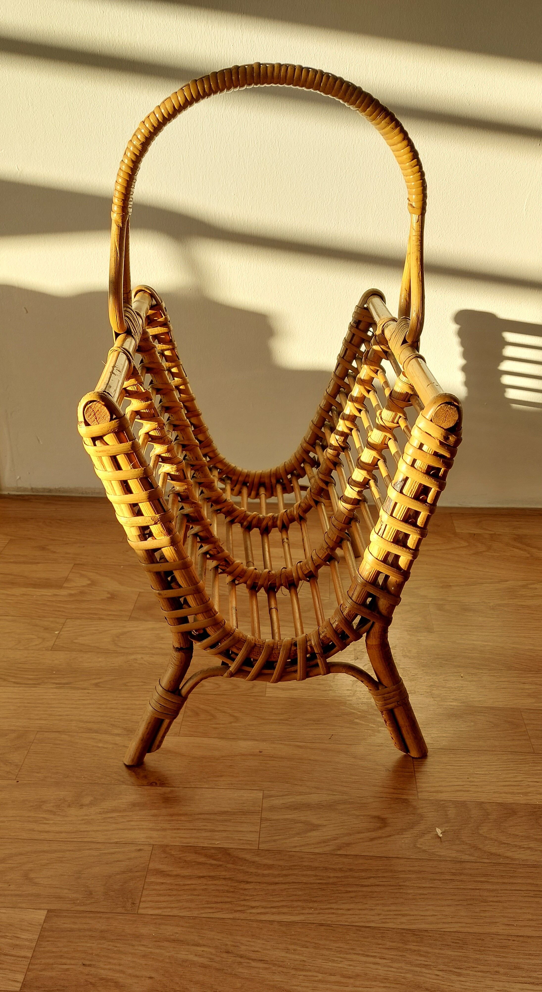 Porte-revues en rotin artisanal 1960.