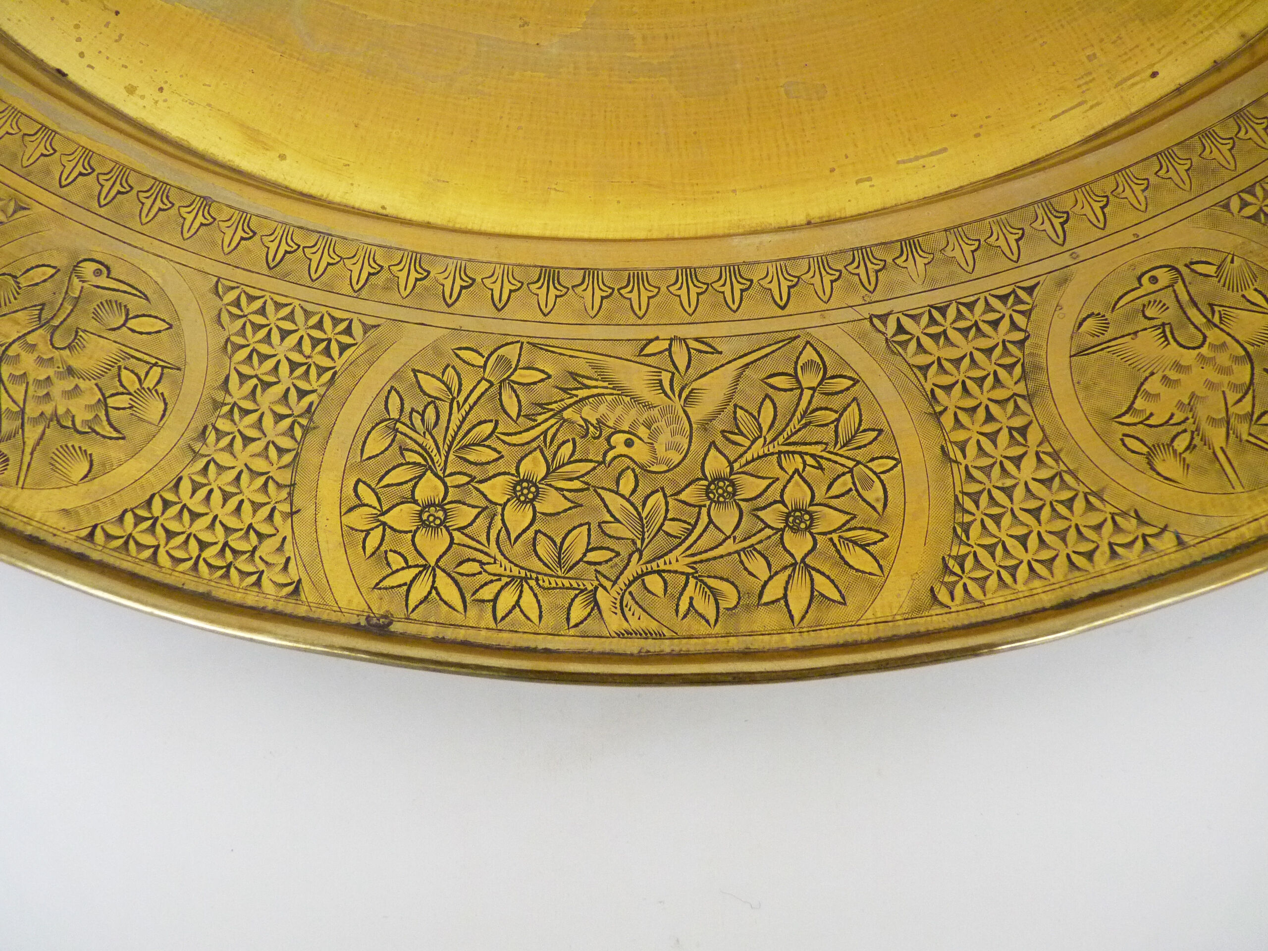 Plateau asiatique ( Laos ou Chine ) en bronze doré. Diamètre : 52,5 cm