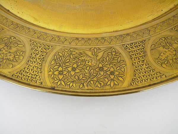 Plateau asiatique ( Laos ou Chine ) en bronze doré. Diamètre : 52,5 cm