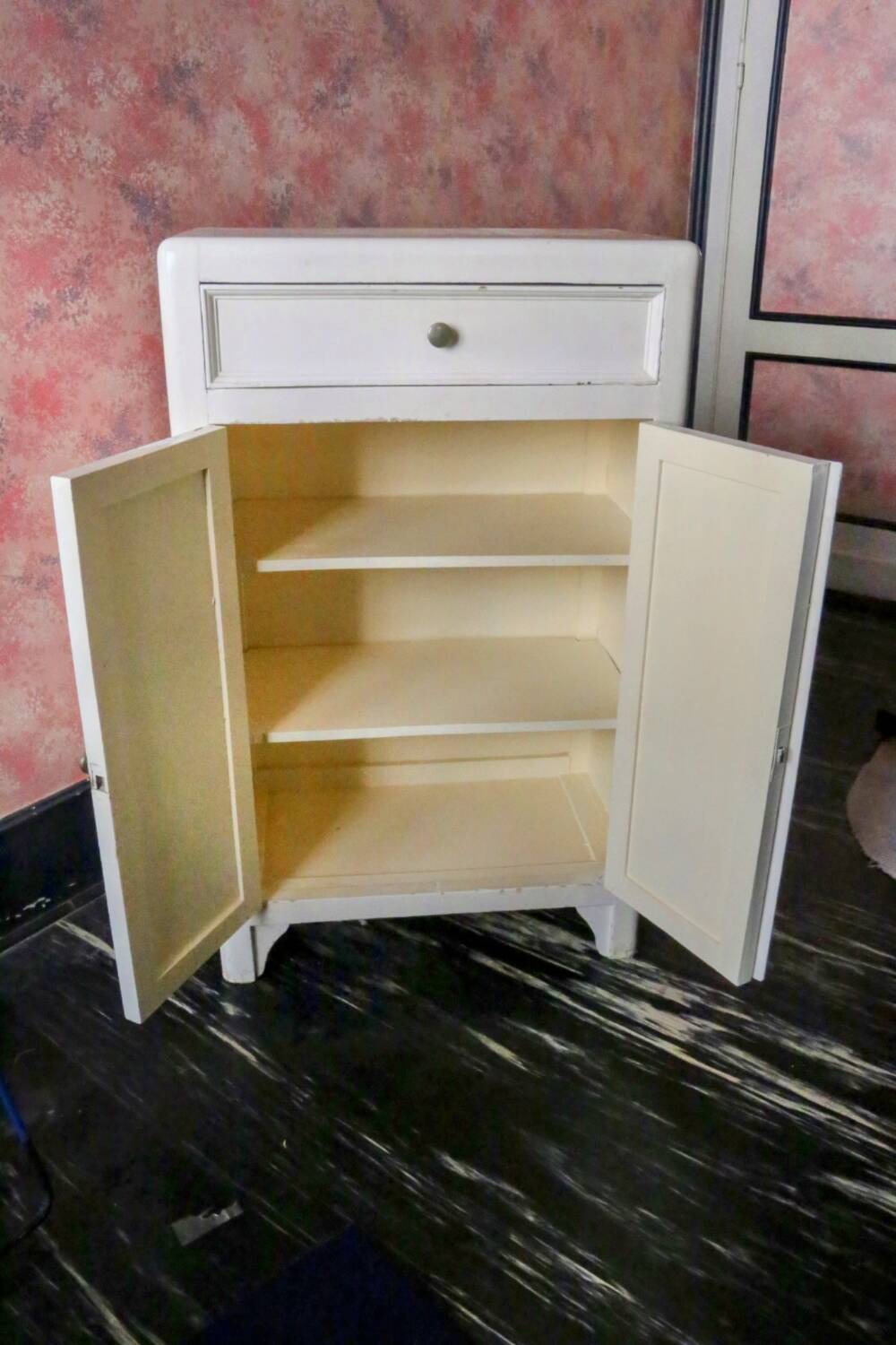Pretty little white wooden piece of furniture