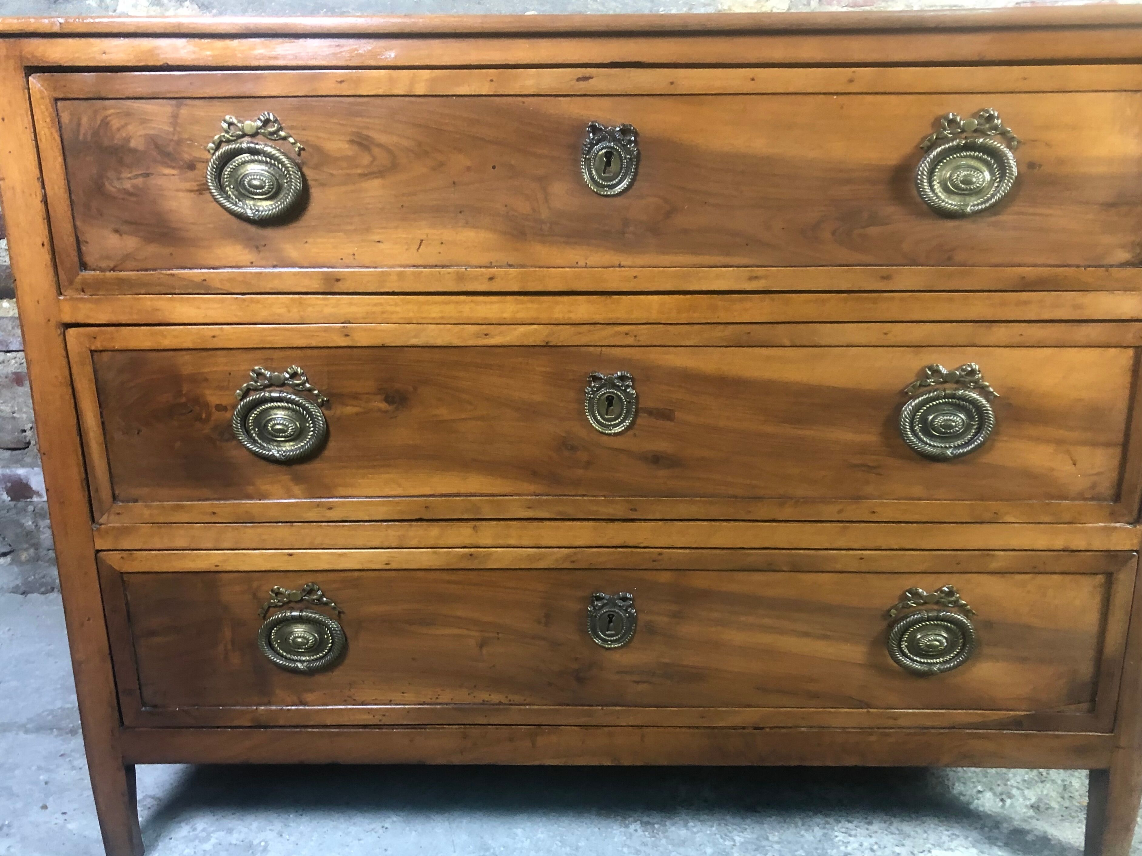 Commode époque Louis Philippe en noyer 3 tiroirs