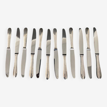 Suite de 12 couteaux en métal argenté Christofle modèle uniplat XXe