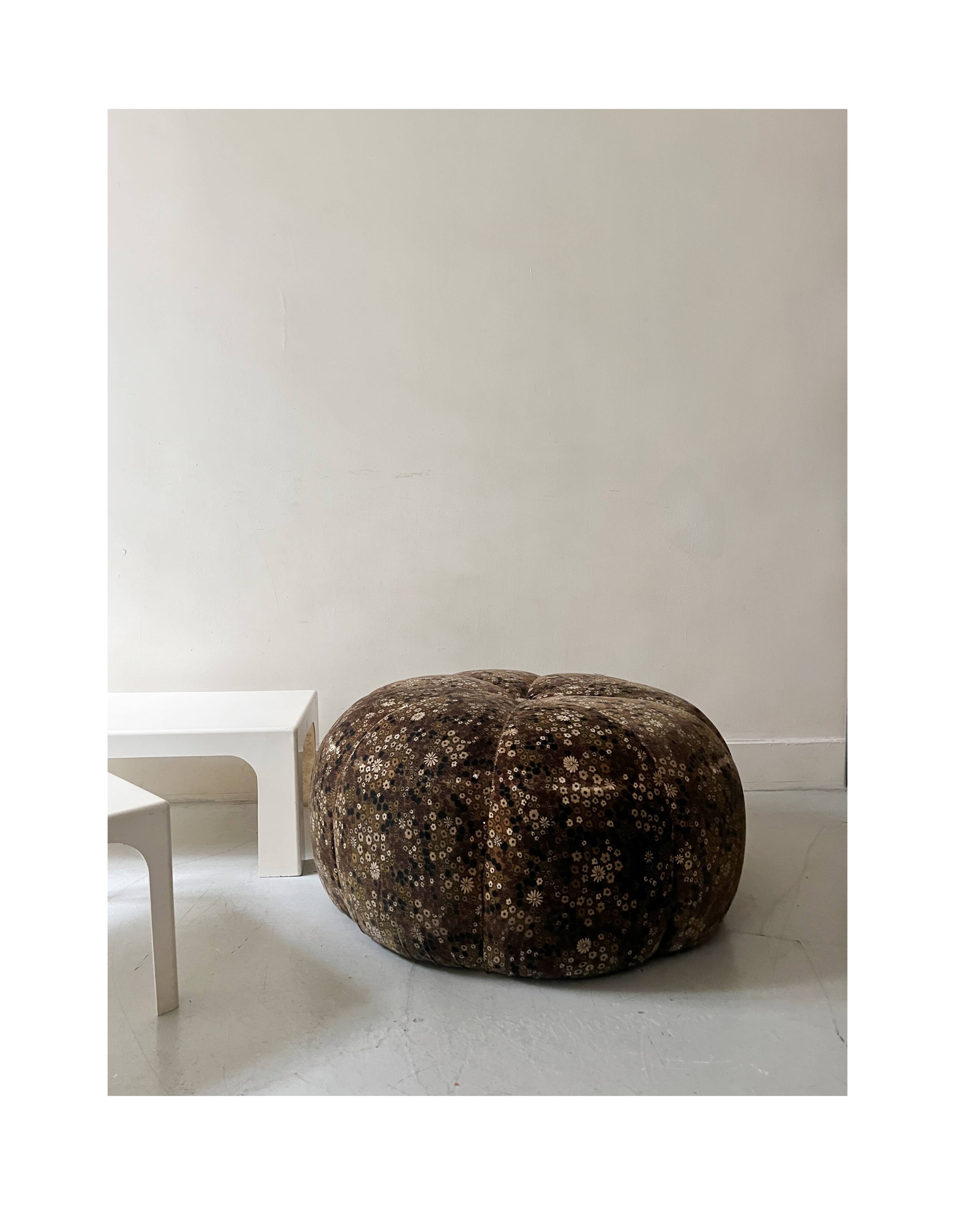 Short velvet pouf with liberty flowers, Ligne Roset 1970