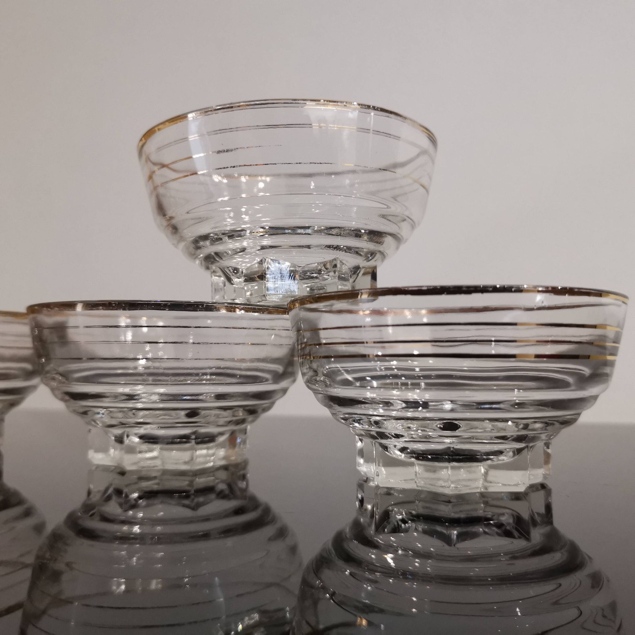Set of 6 champagne glasses with gold edging and vintage star feet